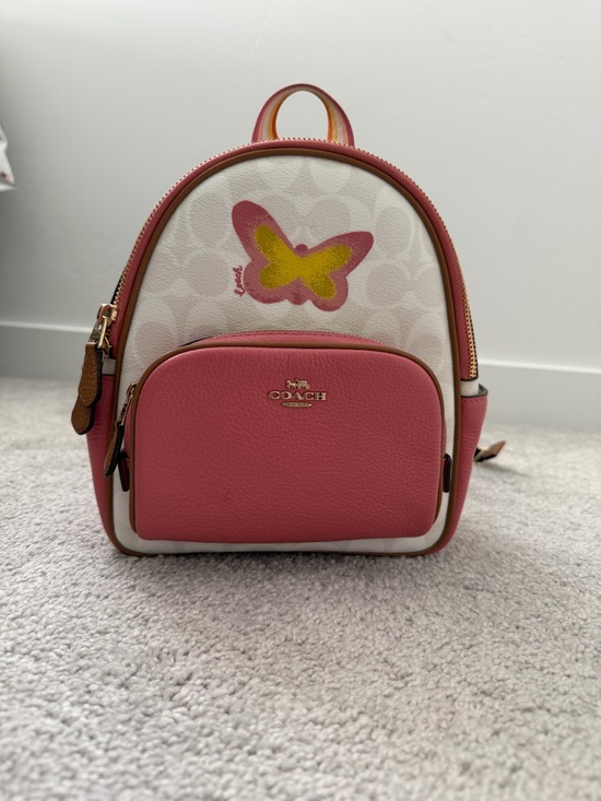 coach butterfly backpack Court With Lovely Print Signature coated canvas and refined pebble leather Inside zip and multifunction pockets Double zip closure fabric lining Handle with 1 1/2 drop Outside zip and open pockets Adjustable shoulder straps 8 (L) x 9 (H) x 3 1/2 (W) Style No. Coach Mini Court Backpack In